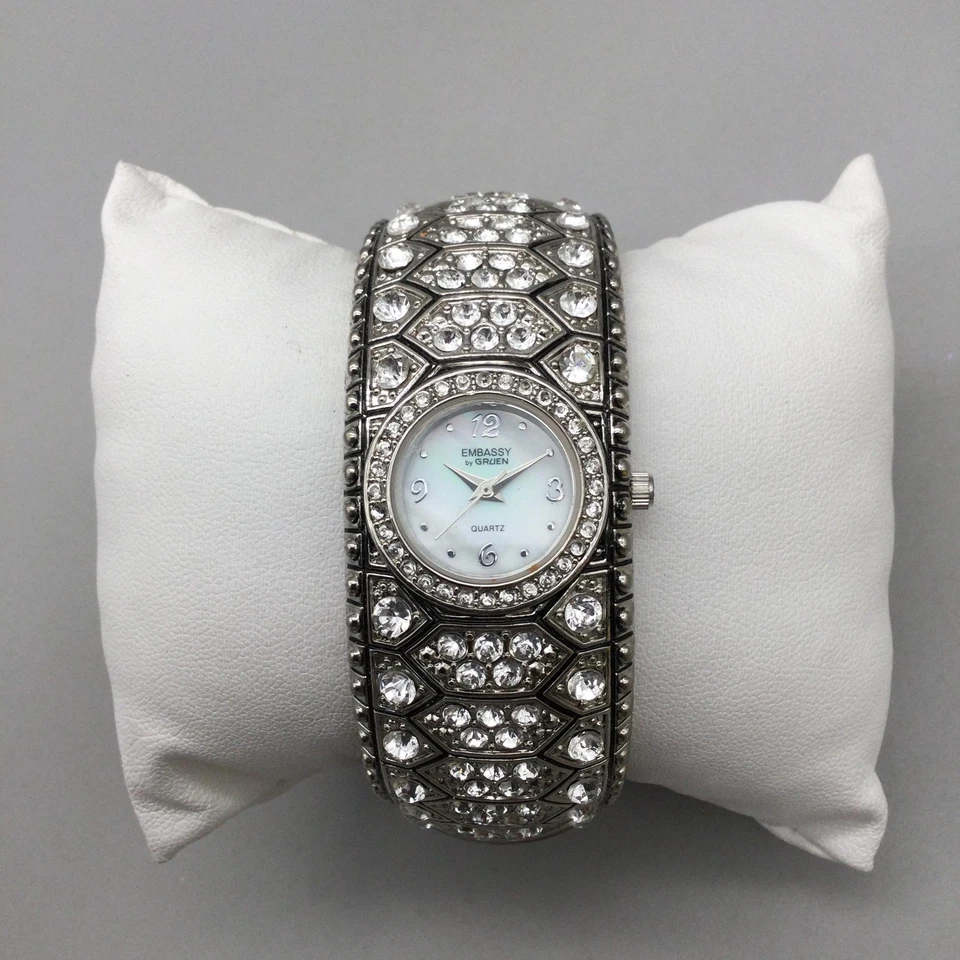 Reloj Embassy by Gruen para mujer 24 mm cristales plateados esfera mop tono batería nueva 7" Foto 2 de 4