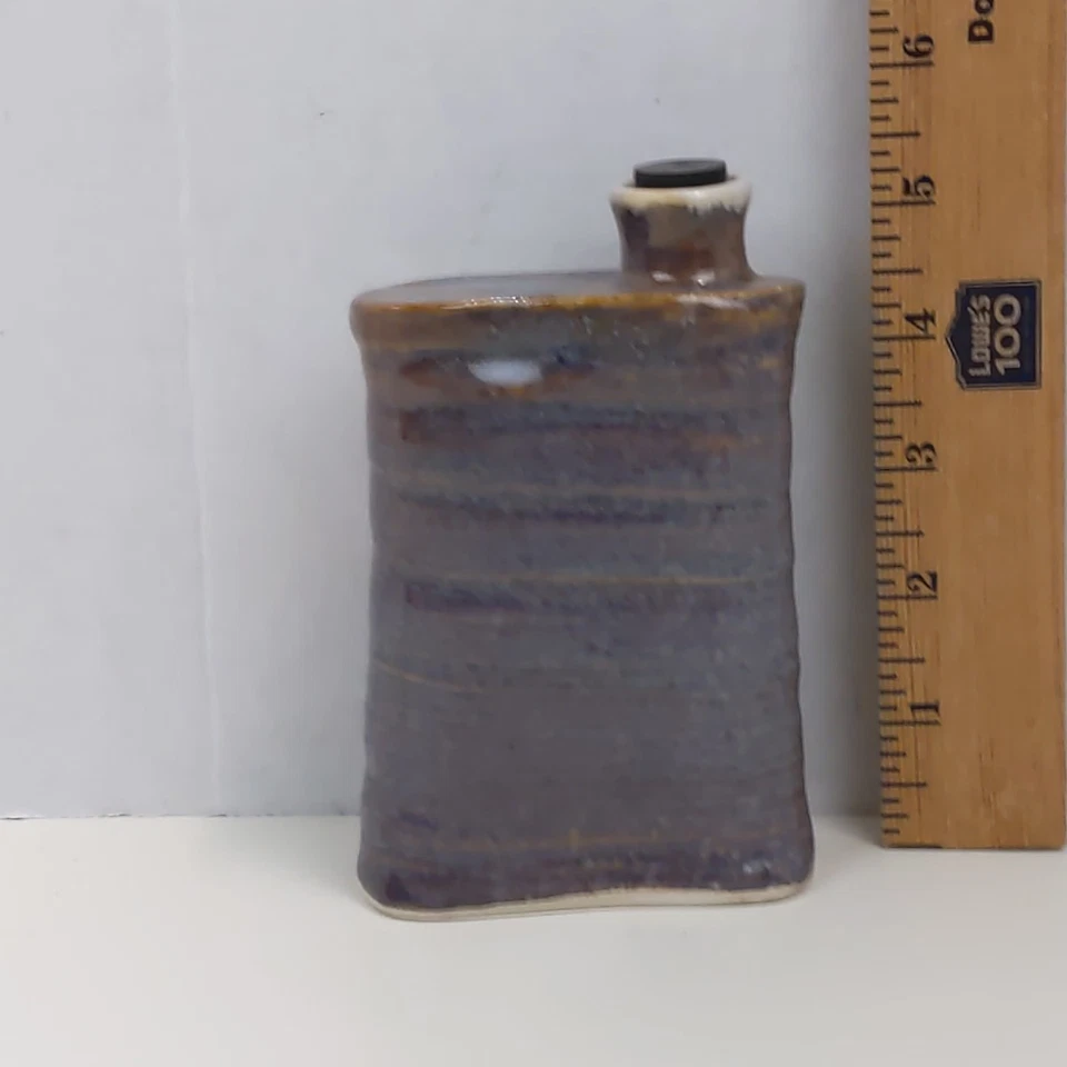 Frasco de cerámica Lewis puerta púrpura hecho a mano de gres cerámica firmado arte vintage  Foto 2 de 4