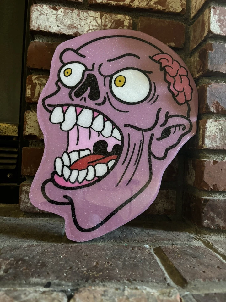 Letrero de Halloween hecho a mano pintado a mano Zombie Brains a rayas Foto 3 de 4