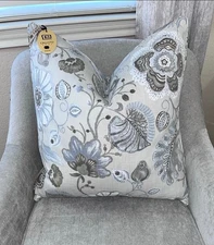 1-NWT CALLISTO HOME JACOBEAN FLORAL DESIGN DECORATIVE PILLOW