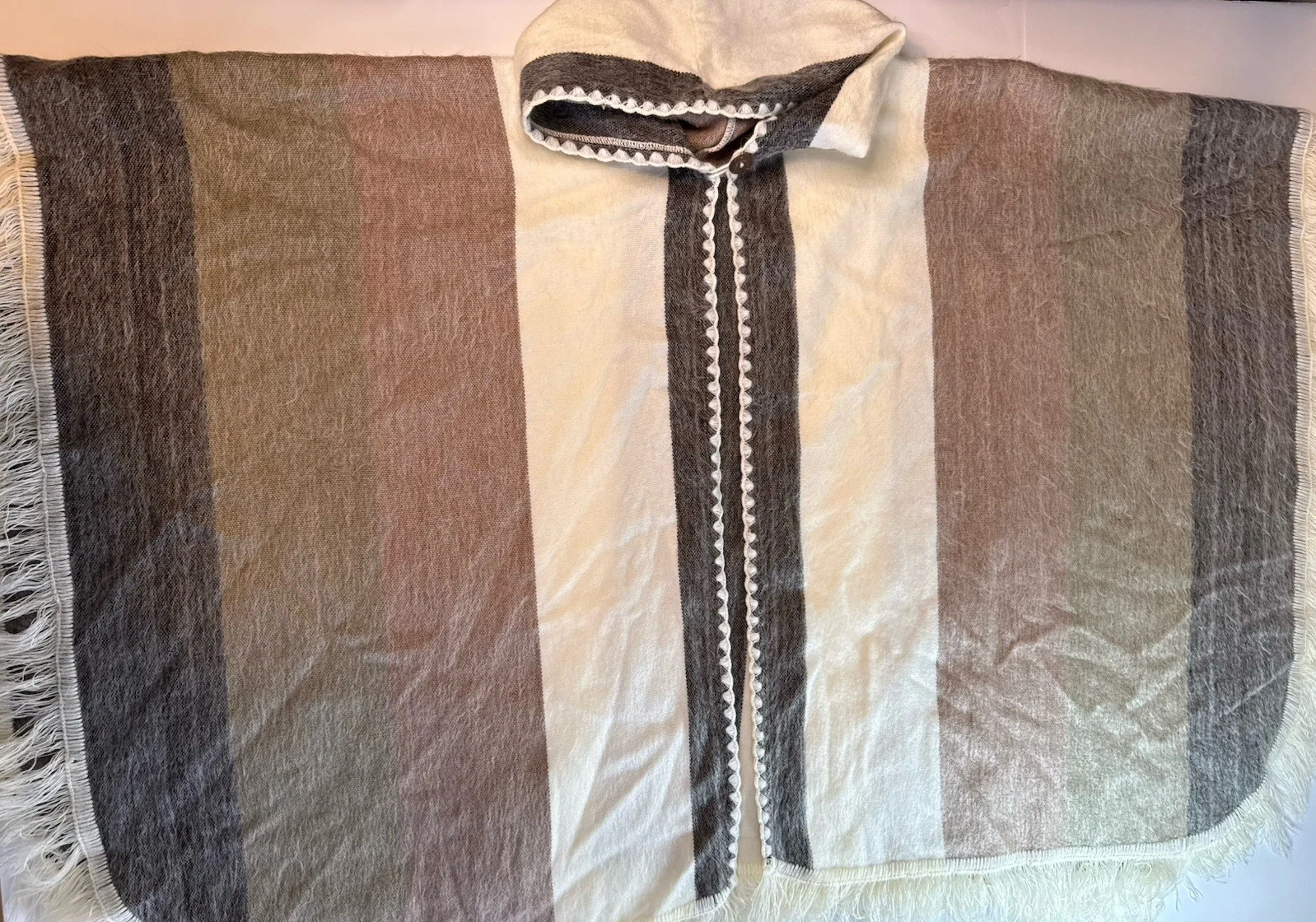 Lightweight BABY ALPACA Wool Hooded Poncho Pullover UNISEX Handmade in ECUADOR
Opens in a new window