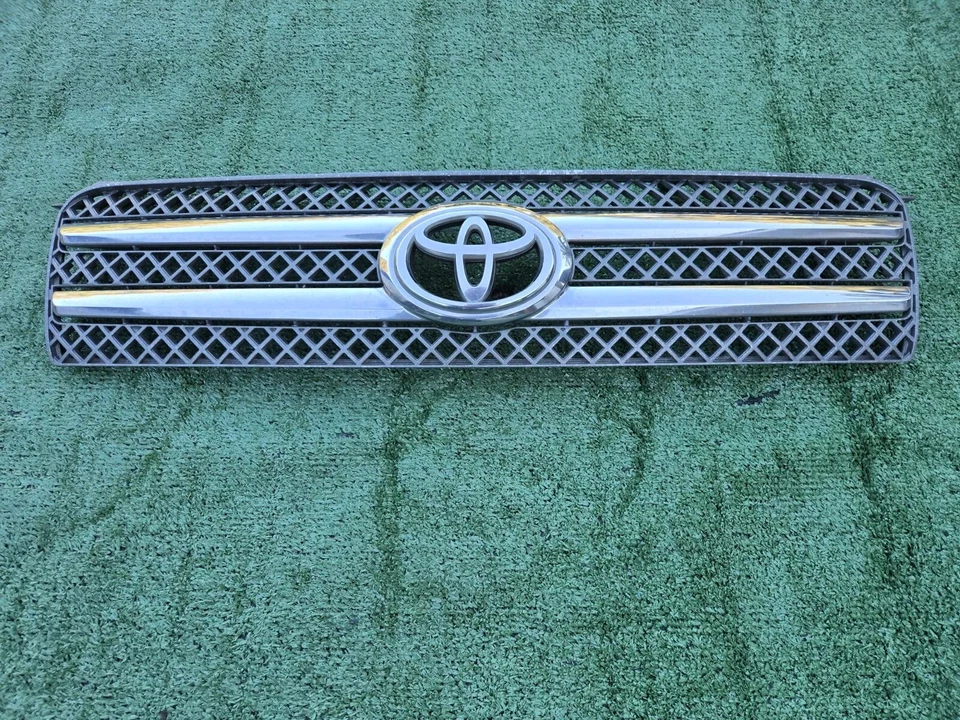 01-07 TOYOTA HIGHLANDER HYBRID Front Bumper Grille Grill Emblem GENUINE OEM  - Image 2 of 4
