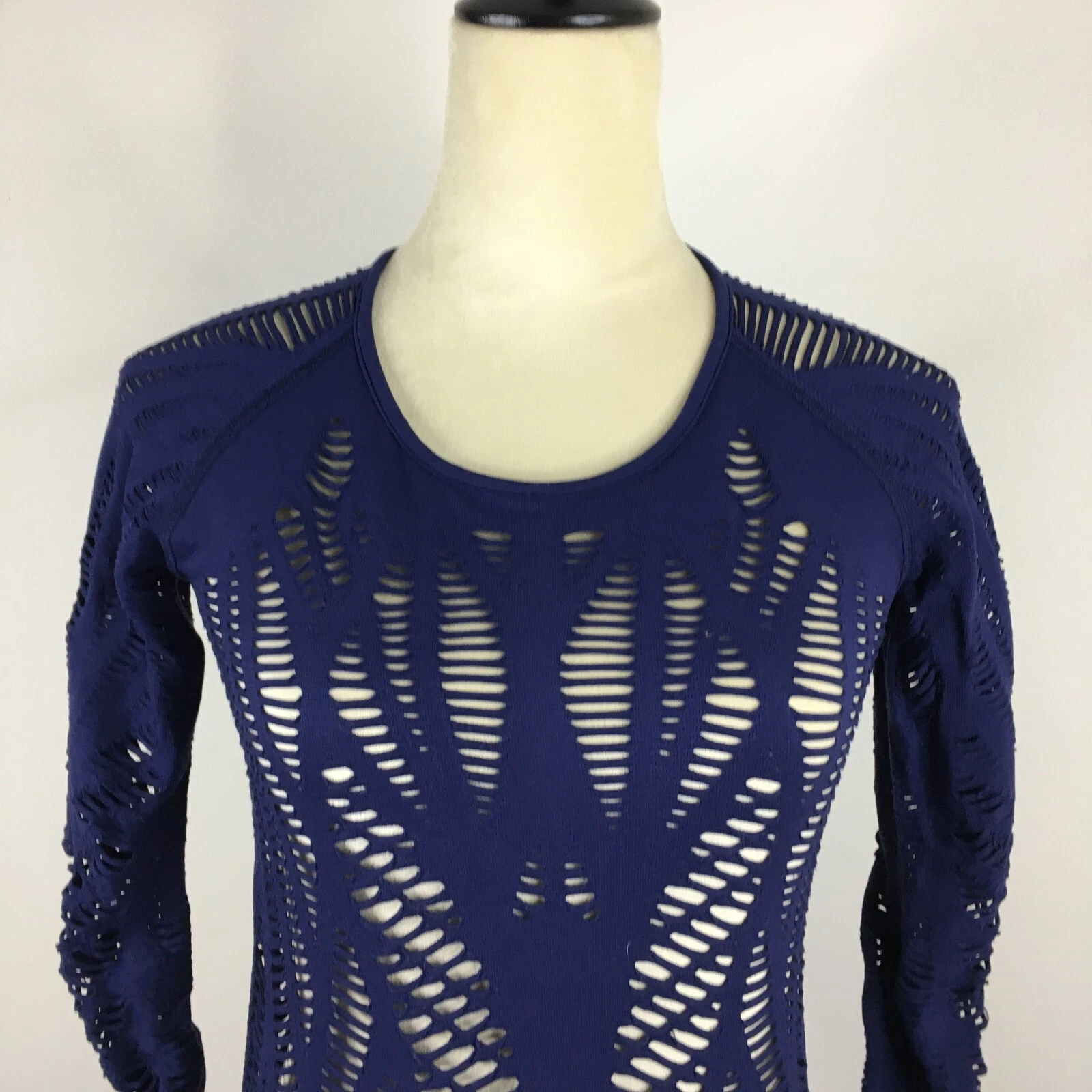 alo-yoga fitted perforated stretchy seamless wanderer shirt