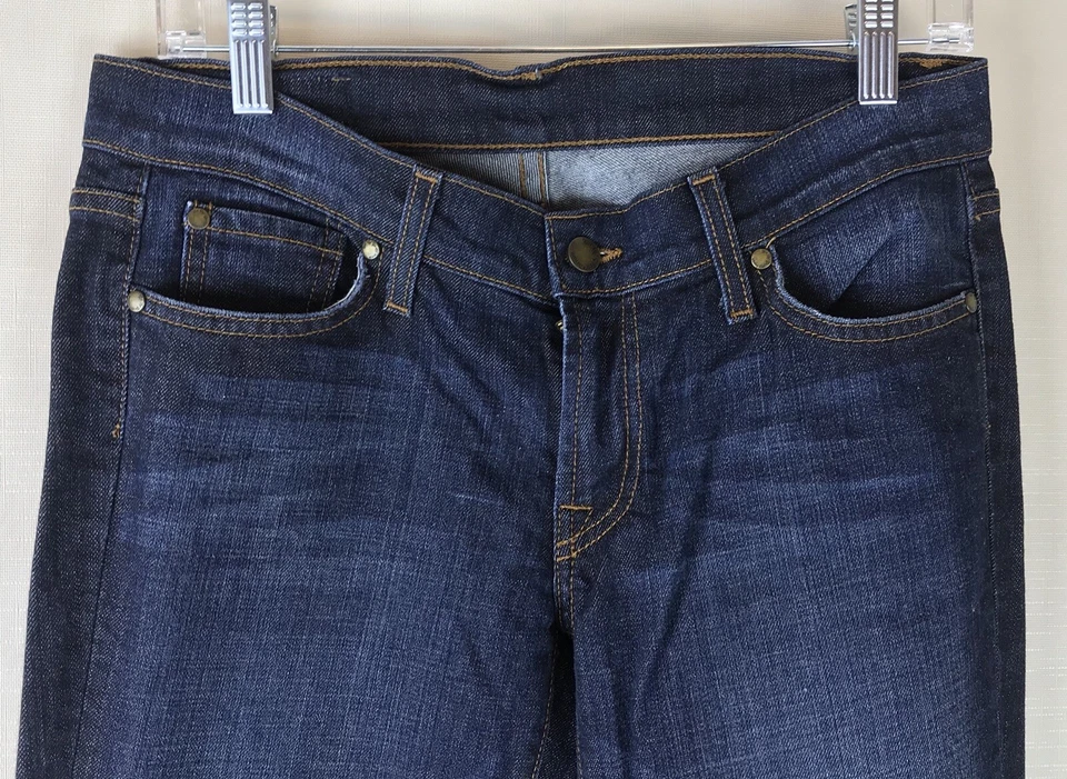 Pantalones de mezclilla We The People para mujer talla 28 (31 X 30 1/4) lavado oscuro corte bota dobladillo Foto 4 de 4