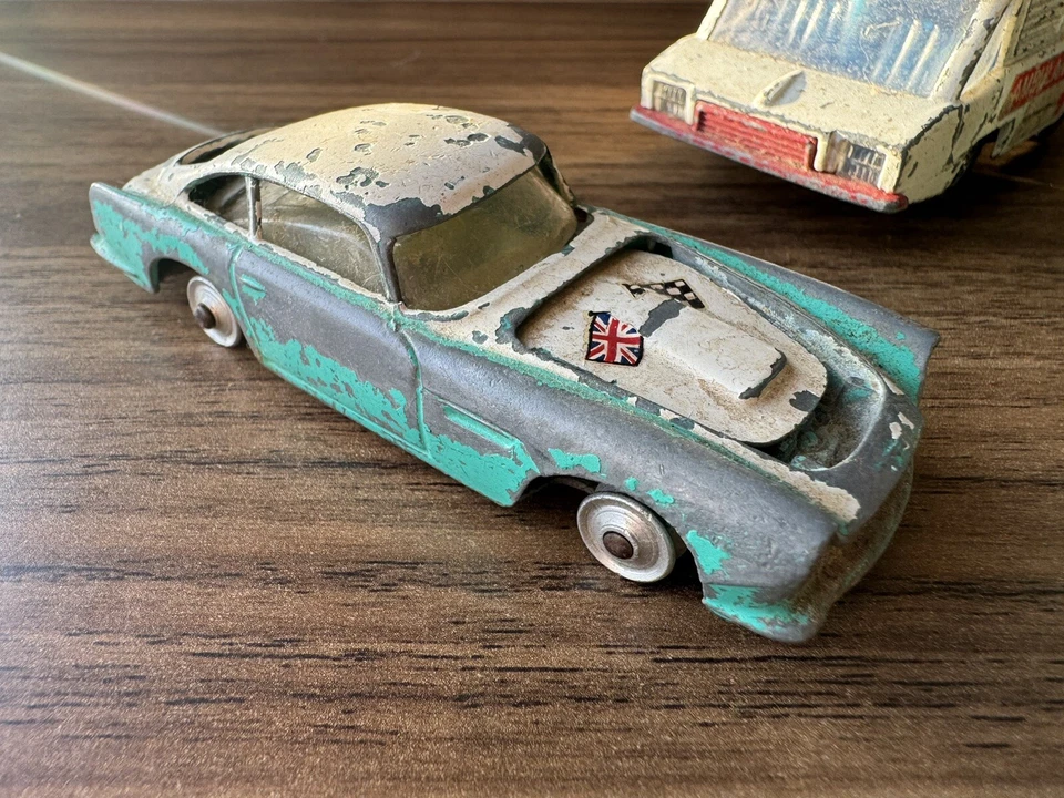 3 vehículos diecast Corgi Aston Martin DB4 y ambulancia y camión Lesney Matchbox Foto 4 de 4