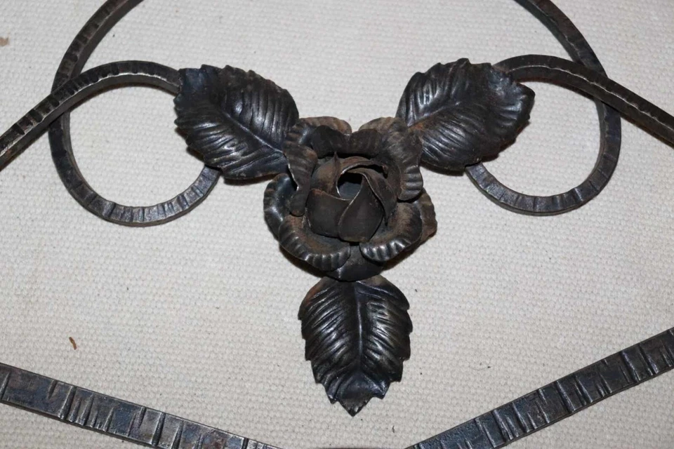 Ancien Porte Manteau Vintage En Fer Forgé au 3 Patères et Rose Métal - Photo 3/4