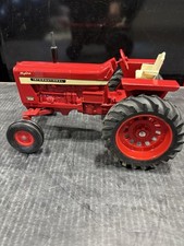 VINTAGE INTERNATIONAL 1026 TRACTOR 1/16th IH ERTL WF NICE