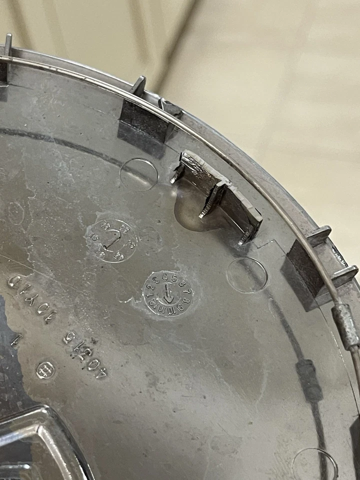 93 94 95 96 97 INFINITI J30 OEM TAPACUBOS CENTRAL 4031510Y10 73708 73709 LENGÜETA ROTA Foto 4 de 4