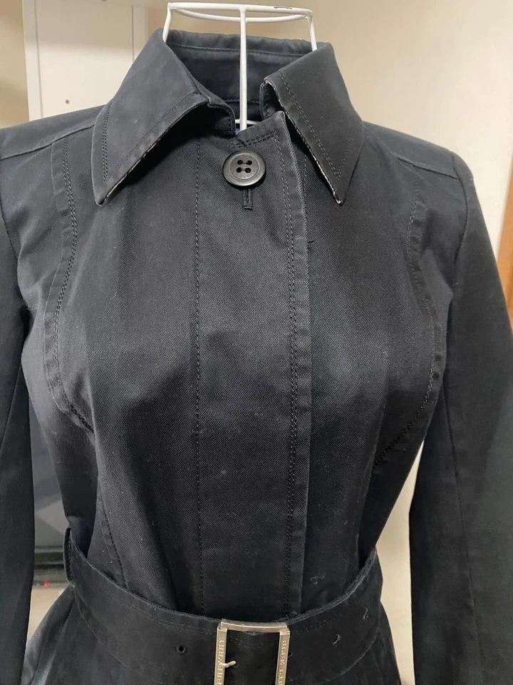 Trench coat curto BURBERRY BLUE LABEL preto com cinto Nova Check design simples - Imagem 2 de 4