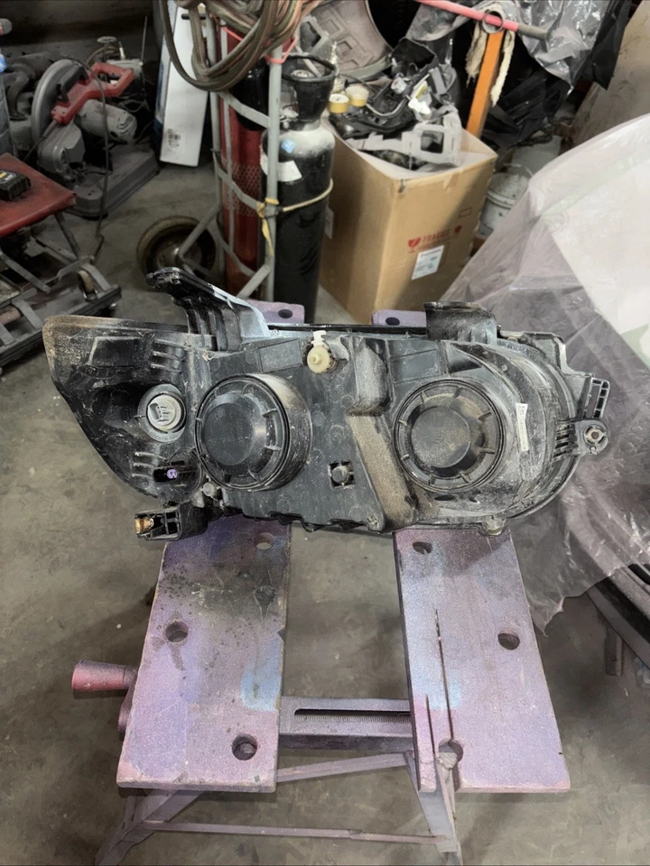 Conjunto de faros - Certificado Capa TYC 20-9231-00-9 para Chevrolet Sonic 12-16 Foto 2 de 4