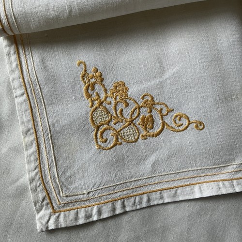 VINTAGE WHITE Cotton Corner Yellow EMBROIDERY TABLE MAT TRAY CLOTH 23 x 15.5” - Picture 2 of 8
