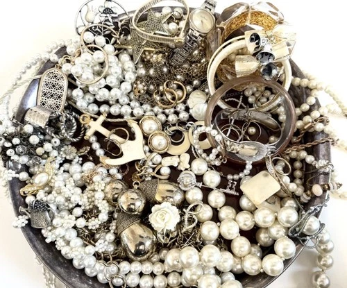 Hand Curated Vintage PRETTY PEARLS Costume Jewelry Lot!  100% Wearable Resell