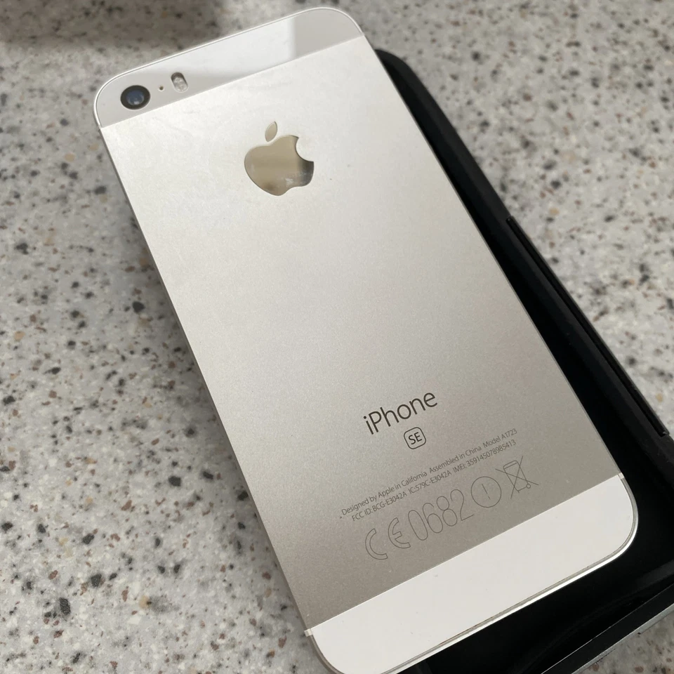 Apple iPhone SE A1723 64GB Silver 1st Gen Unlocked - Good Condition - Image 3 of 4