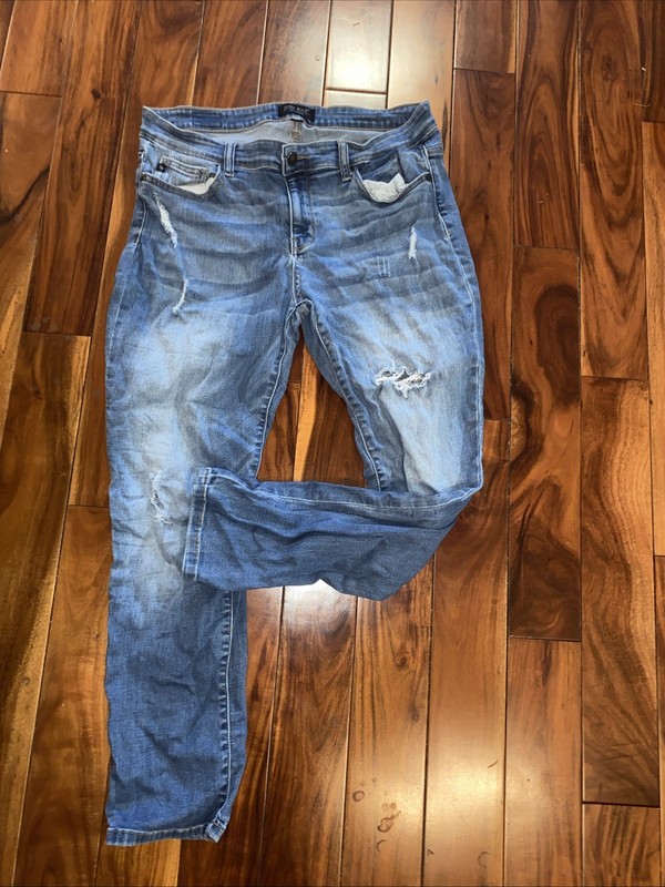 Judy Blue Skinny Fit Medium Wash Distressed 13/31 JB8275