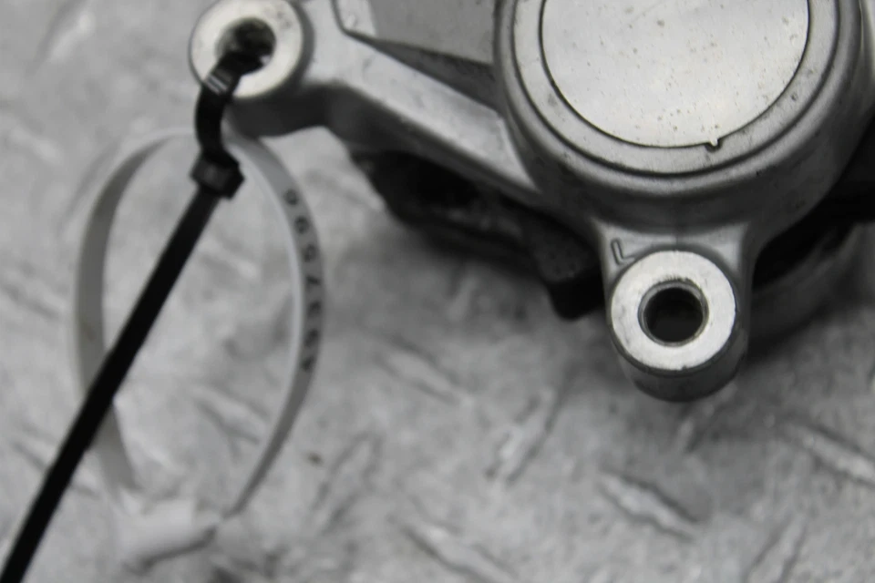 1986 年 YAMAHA VMAX 1200 VMX1200 左前制动计算器 1FK-25810-12-00 — 第 2/4 张图片