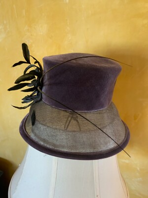 PETER BETTLEY LONDON WOMENS PURPLE VELVET STRAW HAT FEATHERS 