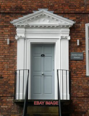 FOTODETAIL VON 4 SHIPGATE STREET CHESTER ZIEMLICH AUFWENDIGER TÜRSCHRANK MIT PULVIN