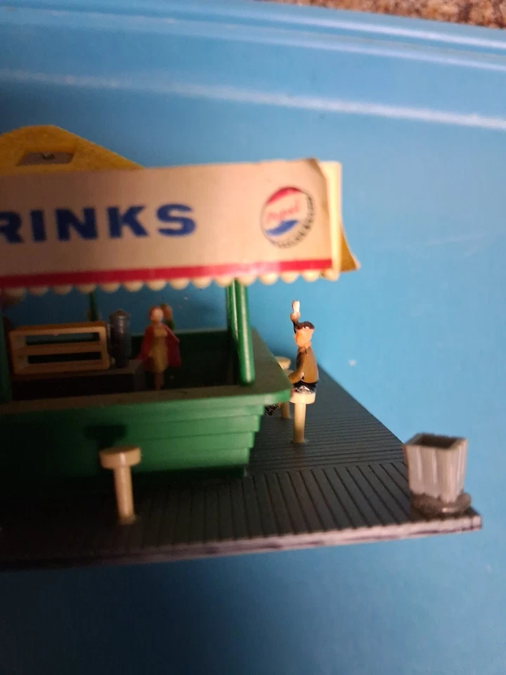 Atlas HO REFRESHMENT STAND With People Already Made - Image 2 of 4