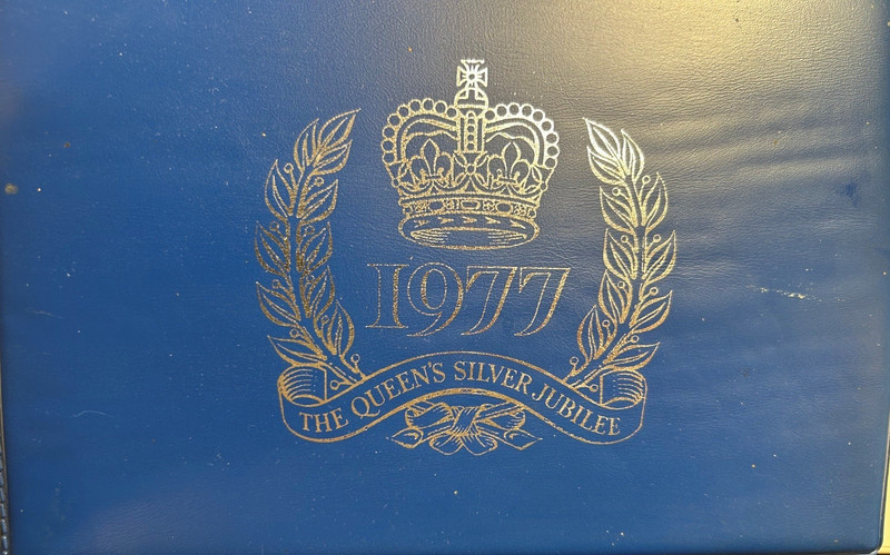 The Queen's Silver Jubilee 1977 album including 97 MNH Stamps UK