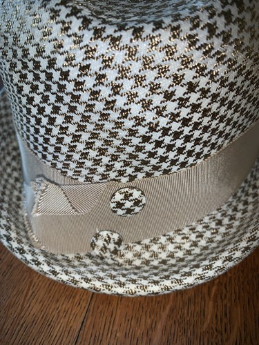 chapeau femme forme cloche pied de poule doré et blanc - Imagen 8 de 8