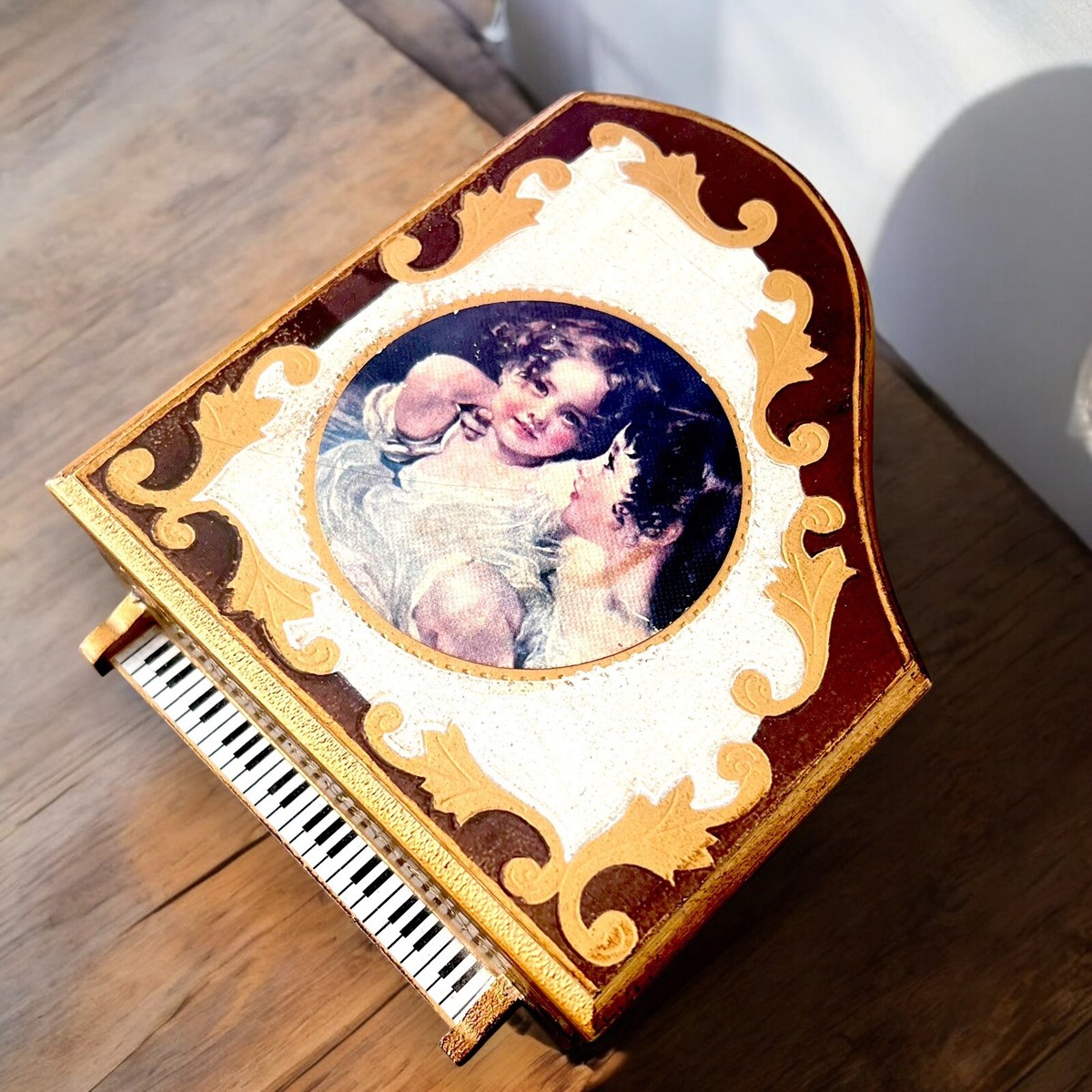 【レア】Couronne de Muse ジュエリーボックス　NARUMI Florentine Piano Jewelry Box Music Box Cherub Art Red Velvet