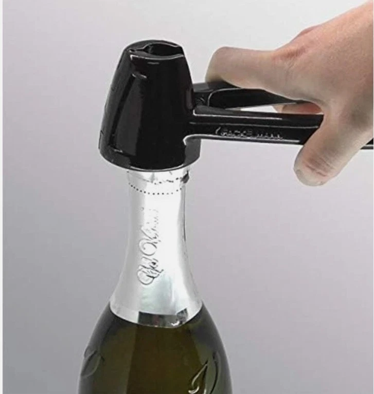 SCHIACCIANOCI E SVITA BOTTIGLIE CONICO IN ALLUMINIO SMALTATO NERO - Immagine 4 di 4