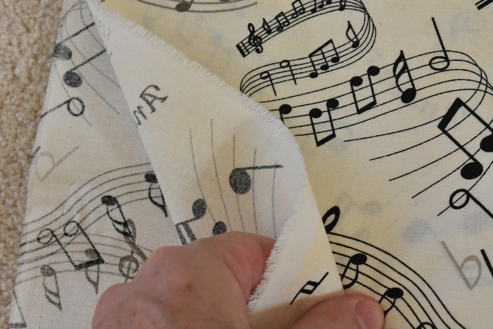 Edredón 32" largo, negro y marrón sobre crema notas musicales algodón, Kaufman, P3237 Foto 4 de 4