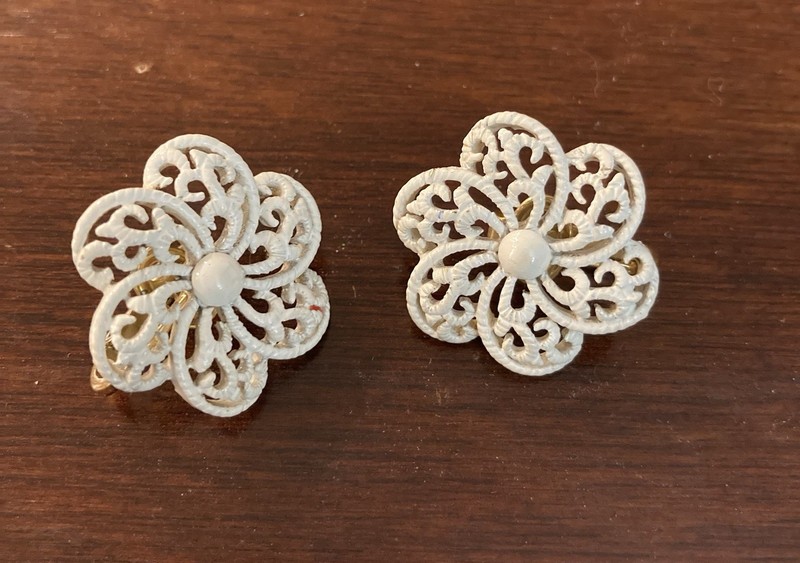 Vintage Trifari White Flower Enamel Clip On Earrings Gold Tone Clips