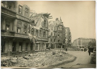 WWII PRESS PHOTO: RUINED BUILDINGS ON BERLIN STREET AFTER THE BATTLE MAY 1945
