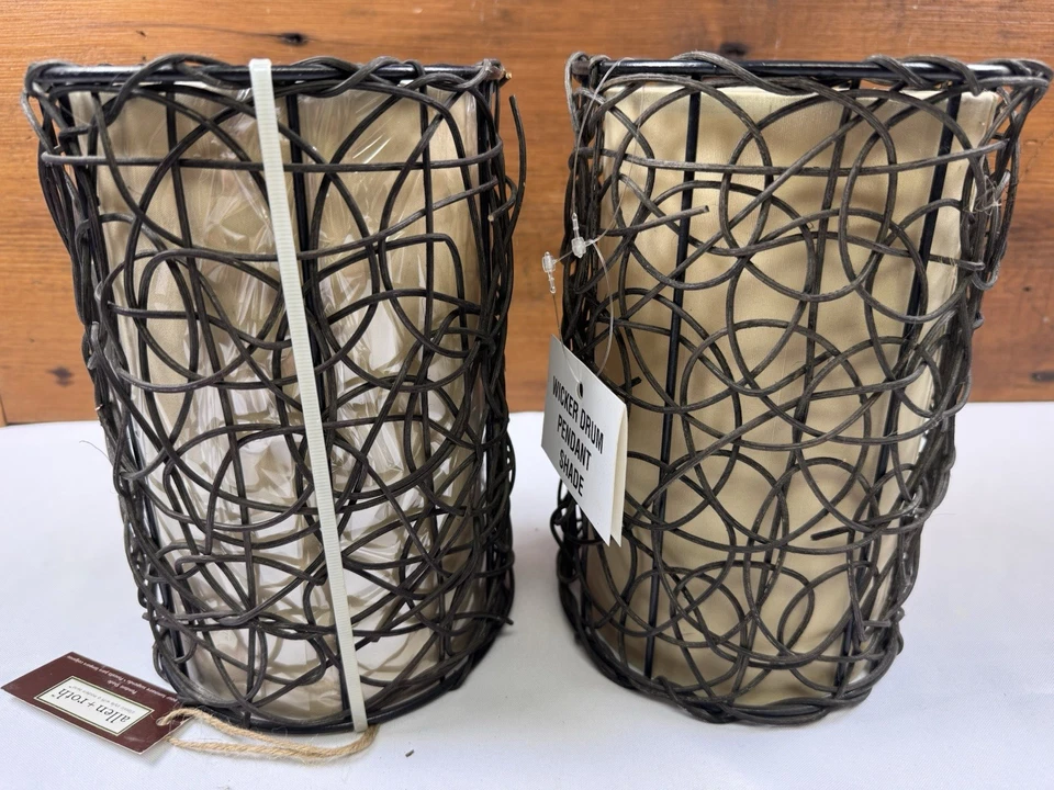 2- Cilindro envuelto en madera de mimbre colgante cortinas de luz 9" de alto Allen + Roth N234TX Foto 4 de 4