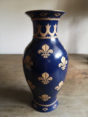 Blaue Porzellanvase mit Lilienmotiv - motive fleur de lys