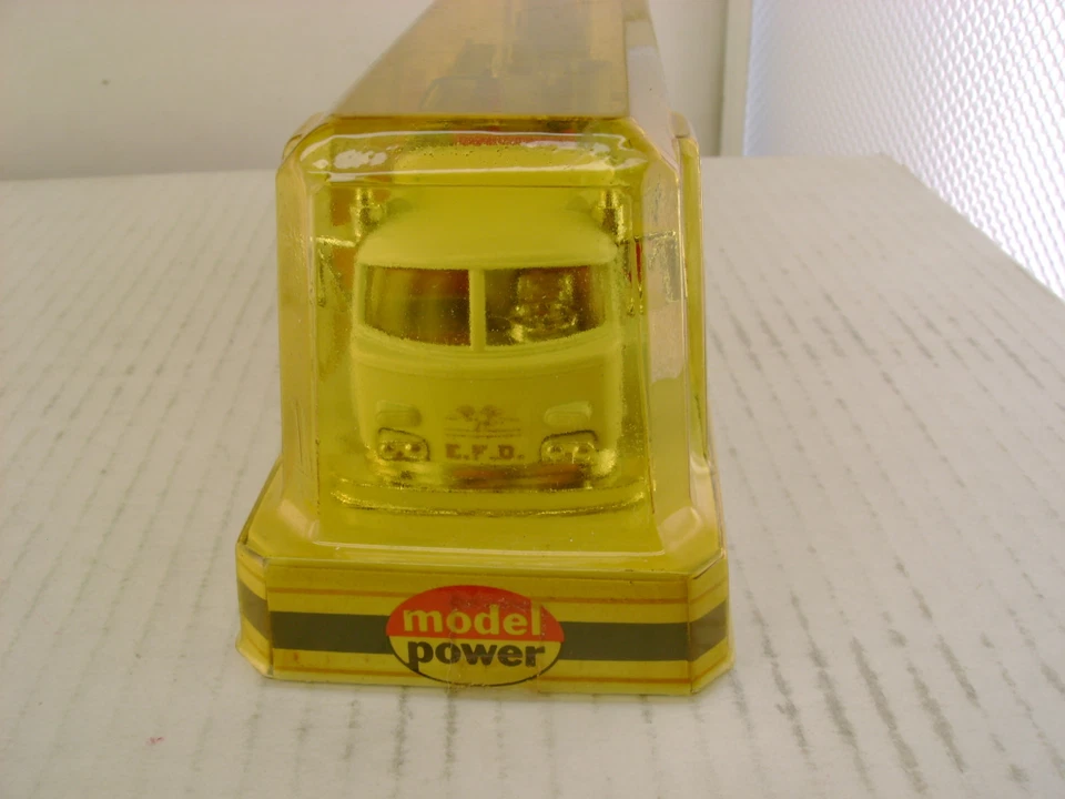 MODEL POWER PLAYART 1:48 RED W/WHIT AMERICAN LA FRANCE FIRE ENGINE SNORKEL TRUCK - Image 3 of 4