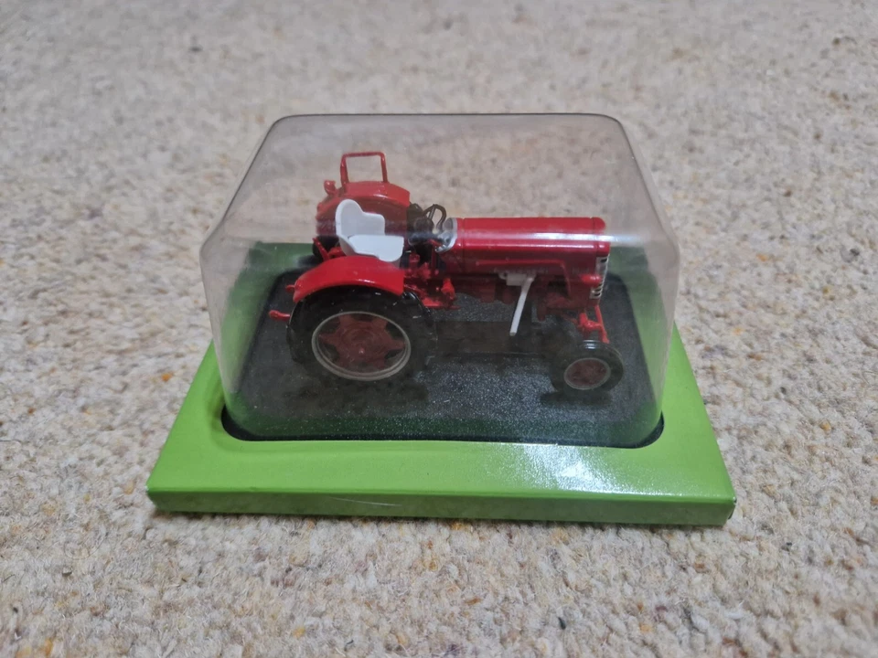 HACHETTE UNIVERSAL HOBBIES 1/43 CLASSIC 1964 IH MCCORMICK F270 TRACTOR - Image 2 of 2
