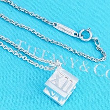 Collana con ciondolo cubo Atlas Tiffany & Co. 16,14" in argento sterling 925