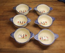 Lot de 6 bols en céramique à anses, bord bleu moucheté, décor personnages