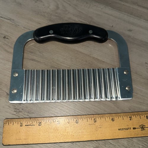 Pampered Chef Stainless Steel Crinkle Cutter Vegetable Garnisher Chopper Used.