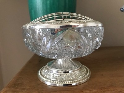 Mid Century Queen Anne geschliffenes Glas Kristall Sockel Rose Bonboniere