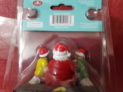 FG Square Handing Out Presents Miniature Santa Handing Out Present Diorama - Picture 4 of 4