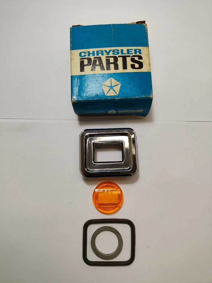 Chrysler 300 1968 luz marcadora frontal bisel y lente NOS 3004127. Foto 2 de 4