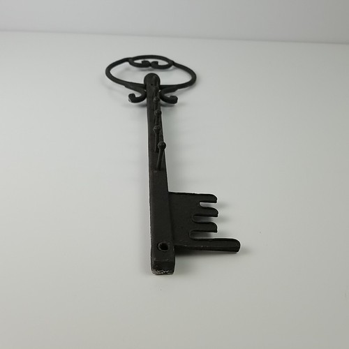 Vintage Metal Key Shaped Wall Hanging Key Holder Rust Iron 6 Hooks 14.75 inch - Picture 6 of 10