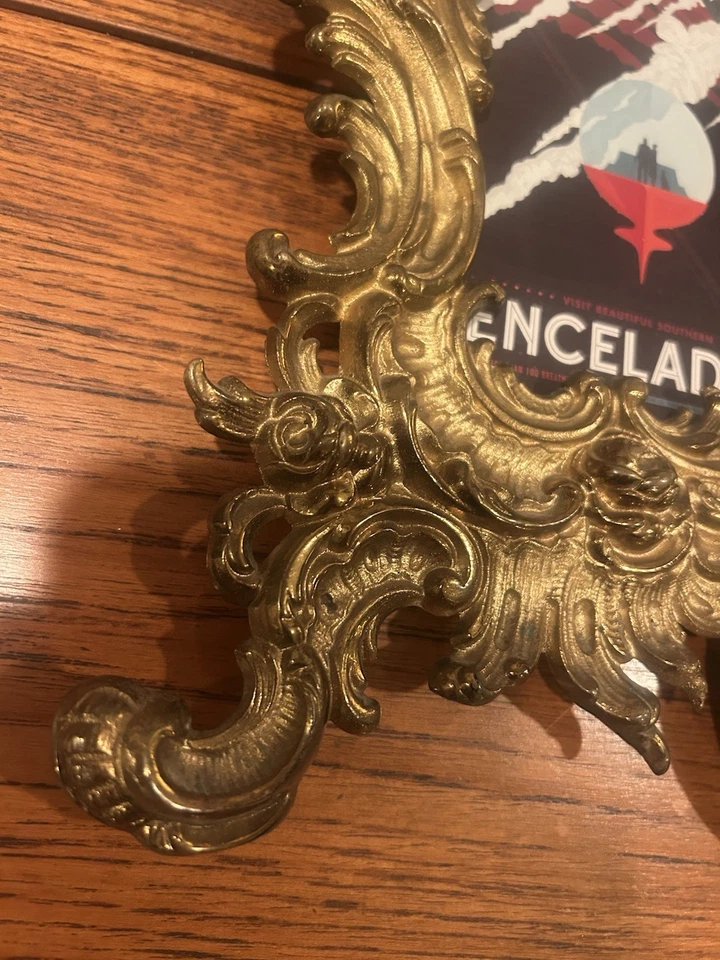 Marco de fotos francés de bronce dorado de 1800 querubín rocaille Foto 3 de 4