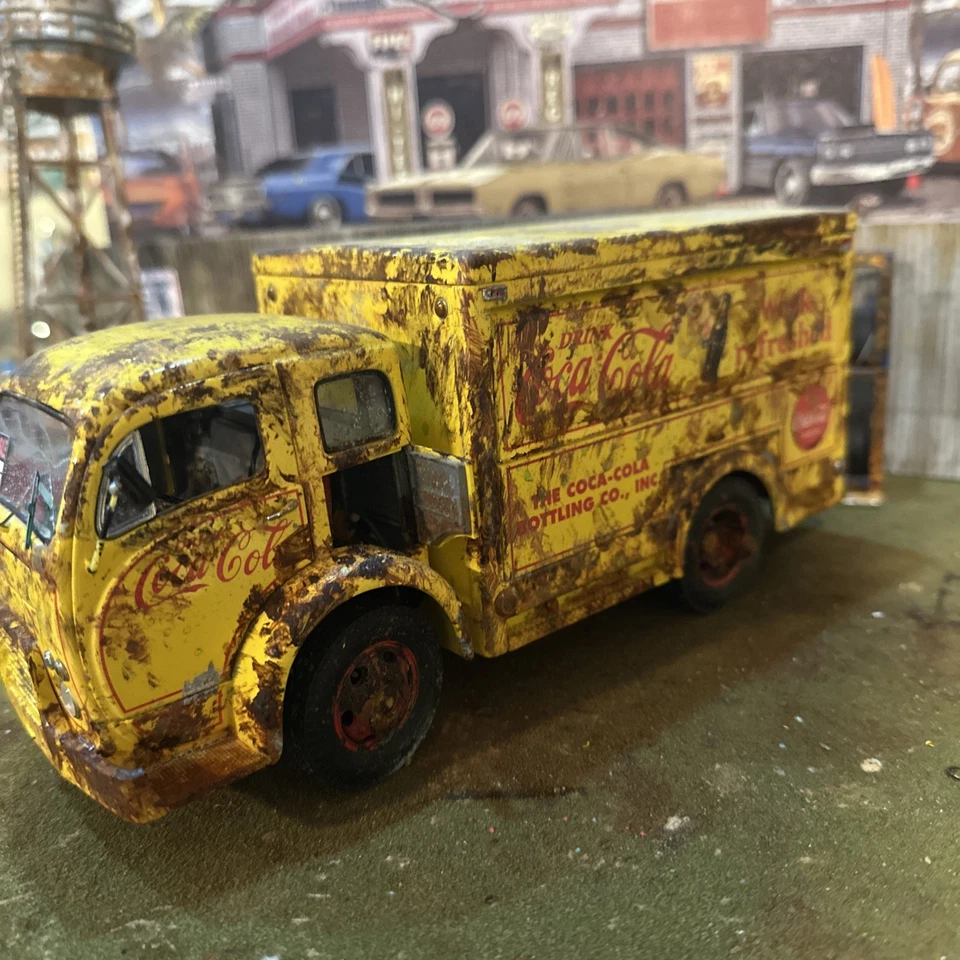 1955 White Coca Cola Stright Truck - Barn Find Cars- 1:24 DIECAST - Danbury Mint - Image 4 of 4