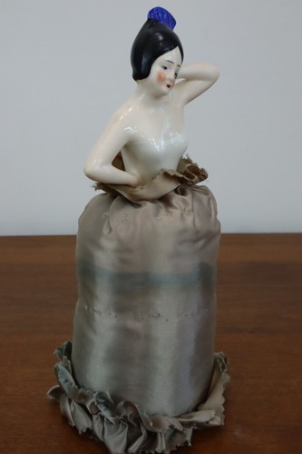 Antica mezza bambola Hertwig c1925 8" Germania 4847 Boudoir Vanity Pincushion - Foto 3 di 7