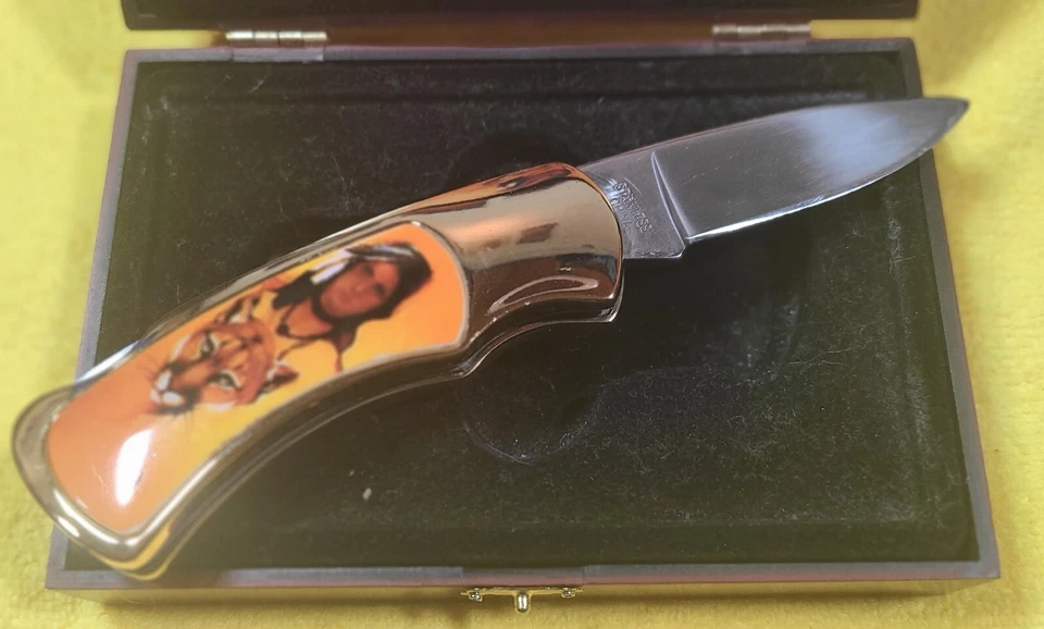 Navaja de bolsillo para coleccionistas con escena de nativos americanos y pumas en estuche de madera Foto 4 de 4