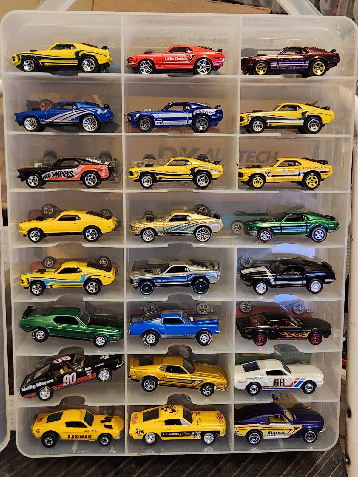 hot wheels & matchbox (case #205) FORD MUSTANGS 65 67 70 93 95 shelby