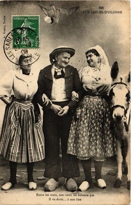 CPA Entre les trois son coeur ne balance pas FOLKLORE (731560)