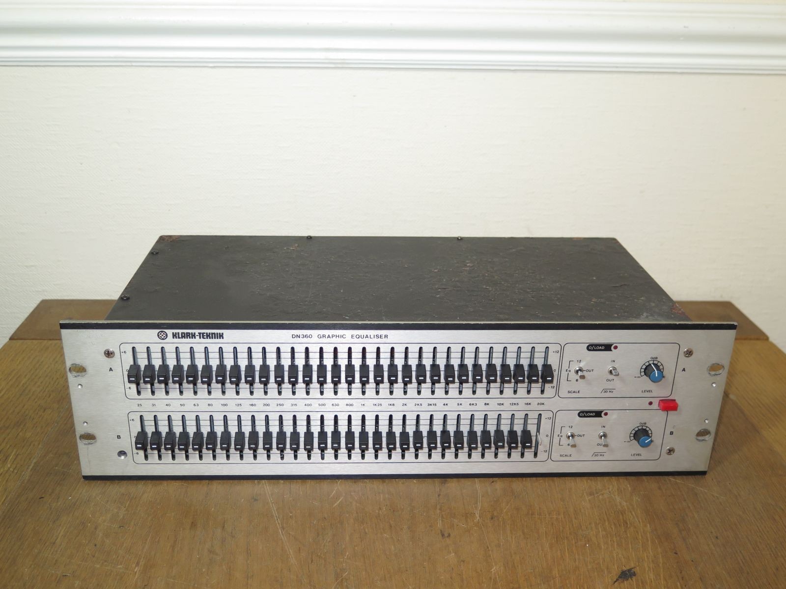 KLARK-TEKNIK DN 360 dual-channel, 31-band graphic equaliser / WORKS WELL-READ!