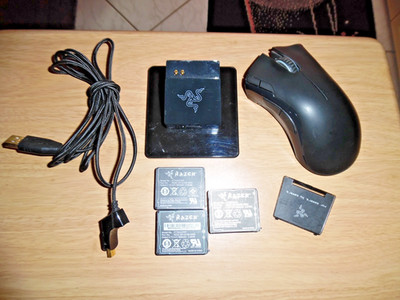 Razer Mamba 2012 Gaming Mouse mit Kabel,Lade,und Empfänger Sation,und drei Akkus