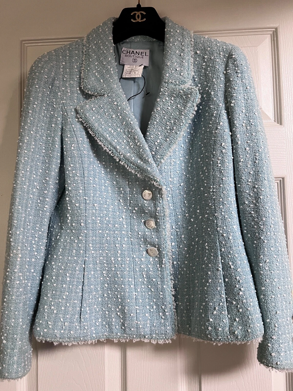 Chanel — CHANEL 97P BOUTIQUE  MUSEUM TWEED BLUE JACKET ECRU DOTS CC BUTTONS FR40-38