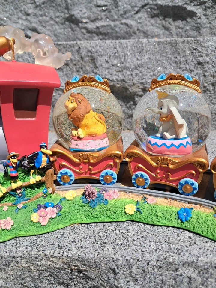 Disney Dumbo + Casey Jr. Musical Globe Train Foto 3 de 4